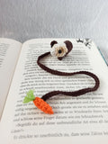 Gehäkeltes Meerschweinchen Lesezeichen mit Karotte, Amigurumi Buchzeichen, Geschenk für Tierliebhaber