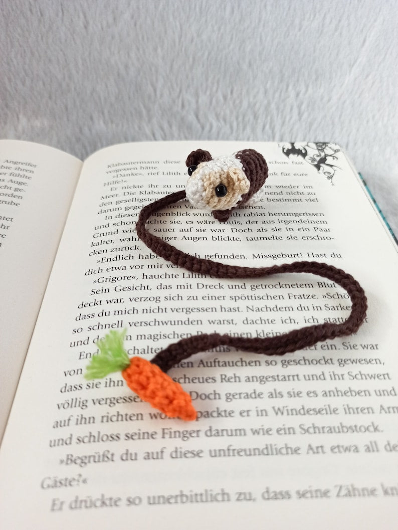 Gehäkeltes Meerschweinchen Lesezeichen mit Karotte, Amigurumi Buchzeichen, Geschenk für Tierliebhaber