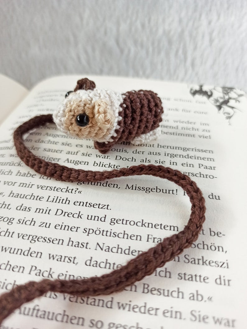 Gehäkeltes Meerschweinchen Lesezeichen mit Karotte, Amigurumi Buchzeichen, Geschenk für Tierliebhaber