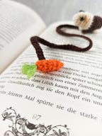 Gehäkeltes Meerschweinchen Lesezeichen mit Karotte, Amigurumi Buchzeichen, Geschenk für Tierliebhaber