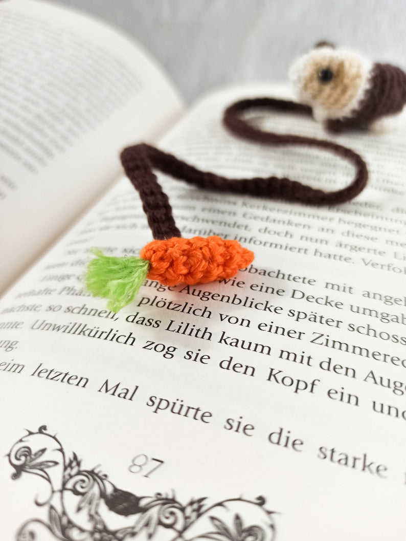 Gehäkeltes Meerschweinchen Lesezeichen mit Karotte, Amigurumi Buchzeichen, Geschenk für Tierliebhaber