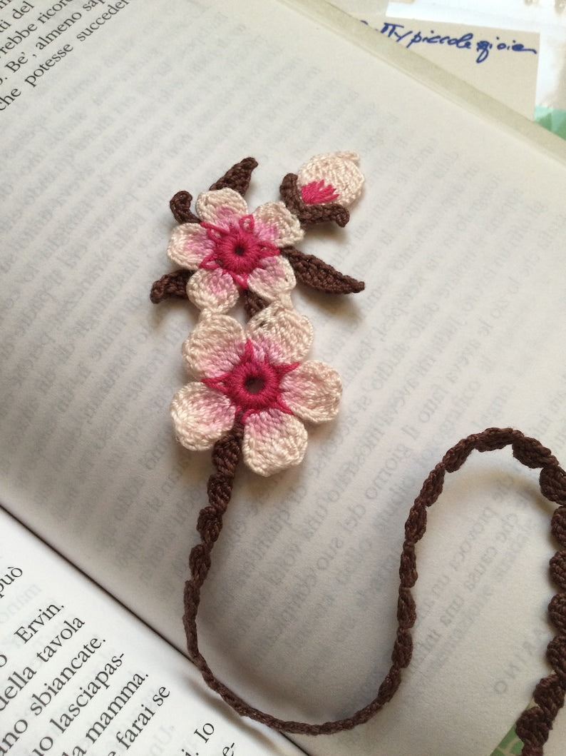 Gehäkeltes Sakura-Lesezeichen aus Baumwolle, Kirschblütenmotiv, 29 cm