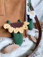 Gehäkelter Lippenstift Anhänger mit Blume / Anhänger für Taschen