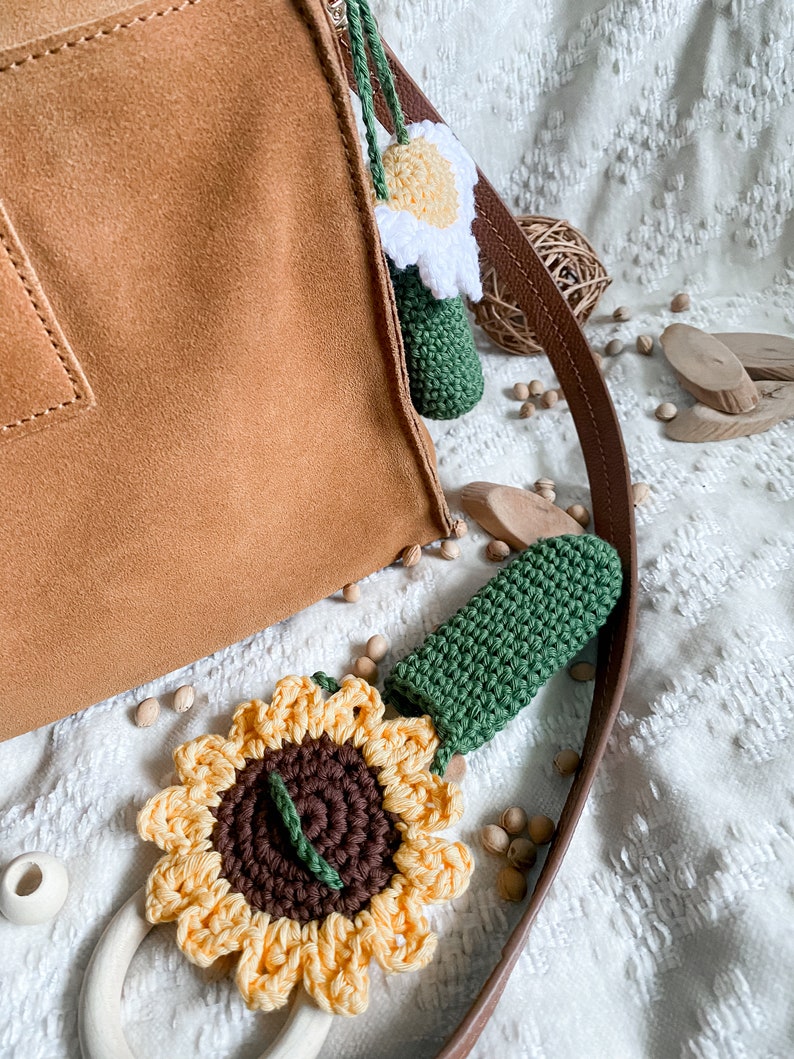 Gehäkelter Lippenstift Anhänger mit Blume / Anhänger für Taschen