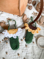 Gehäkelter Lippenstift Anhänger mit Blume / Anhänger für Taschen