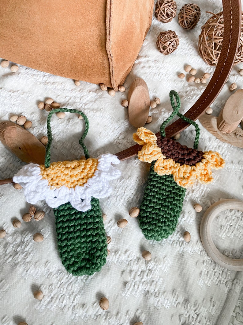 Gehäkelter Lippenstift Anhänger mit Blume / Anhänger für Taschen