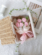 Handgefertigter Häkelblumenstrauß mit Geschenkbox, Grußkarte