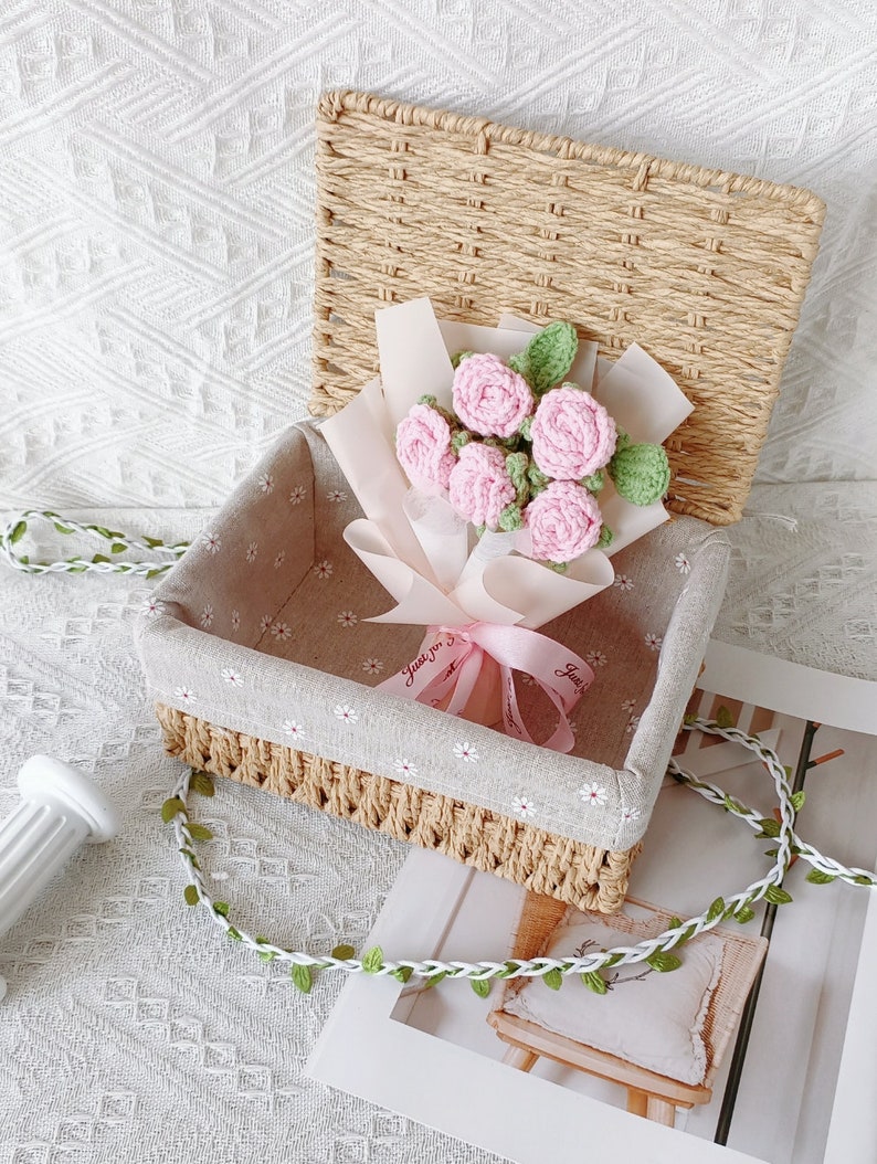 Handgefertigter Häkelblumenstrauß mit Geschenkbox, Grußkarte