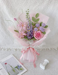 Gehäkelter Ritterspornstrauß, handgemachte Blume, Juli Geburtsblume, immerwährendes Geschenk