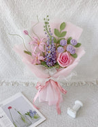 Gehäkelter Ritterspornstrauß, handgemachte Blume, Juli Geburtsblume, immerwährendes Geschenk