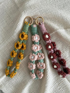 Gehäkelter Blumen-Schlüsselanhänger "Bloom" Taschenanhänger Accessoire, 15 cm, 4 Farben