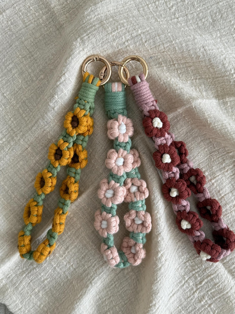 Gehäkelter Blumen-Schlüsselanhänger "Bloom" Taschenanhänger Accessoire, 15 cm, 4 Farben
