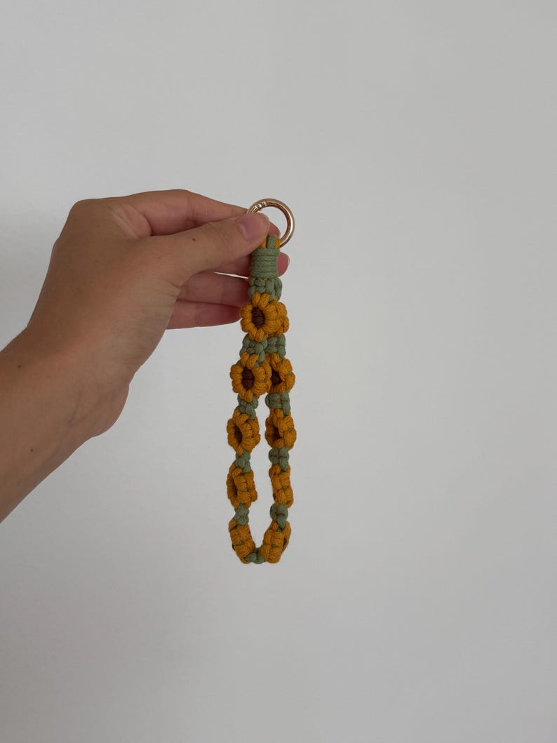 Gehäkelter Blumen-Schlüsselanhänger "Bloom" Taschenanhänger Accessoire, 15 cm, 4 Farben