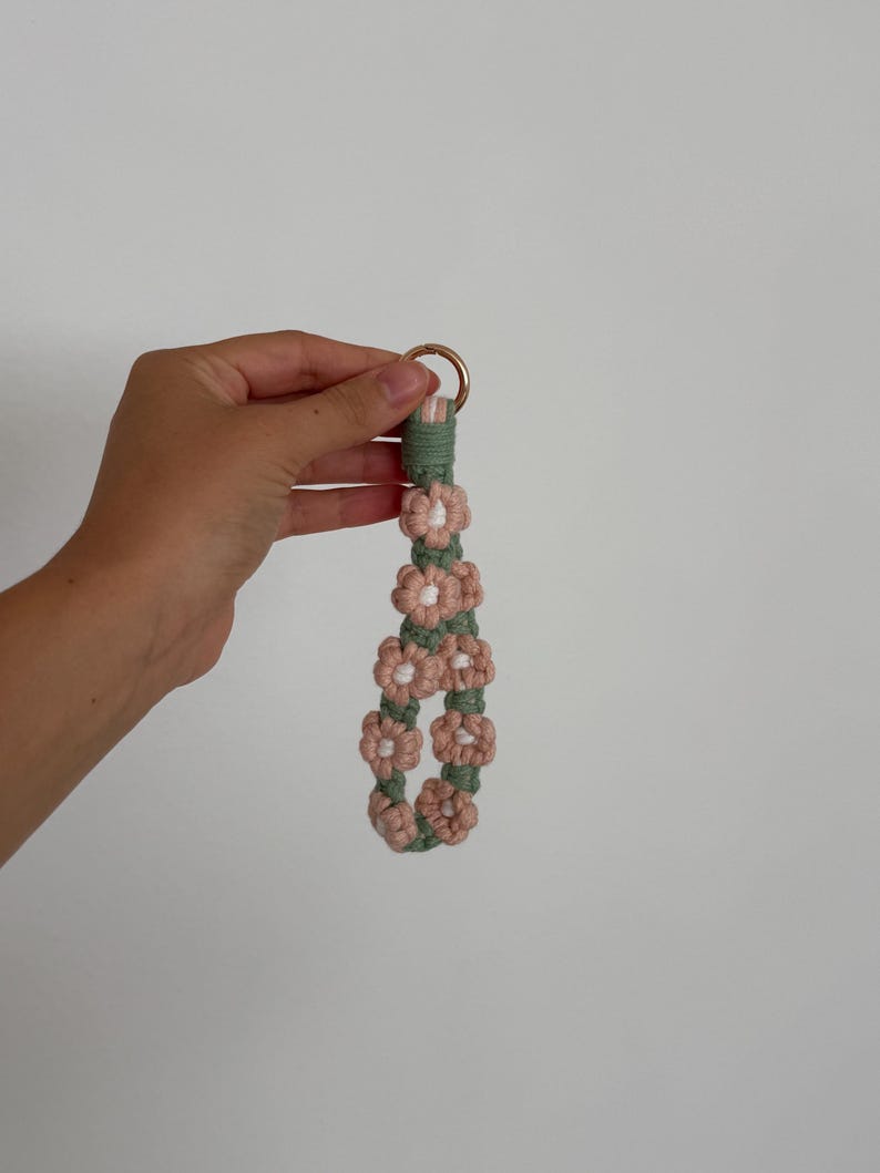 Gehäkelter Blumen-Schlüsselanhänger "Bloom" Taschenanhänger Accessoire, 15 cm, 4 Farben