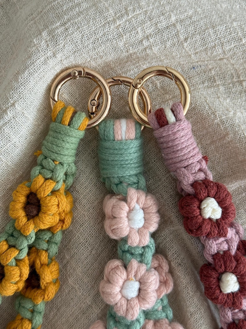 Gehäkelter Blumen-Schlüsselanhänger "Bloom" Taschenanhänger Accessoire, 15 cm, 4 Farben