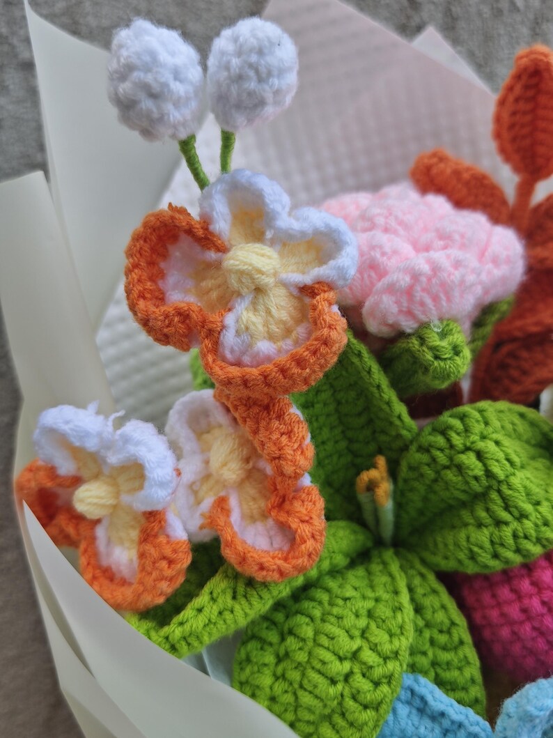 Gehäkelter Blumenstrauß mit Lilien, Rosen, Tulpen