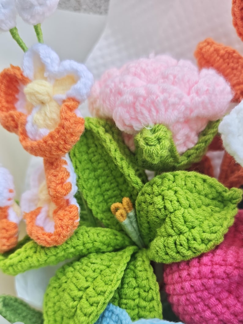 Gehäkelter Blumenstrauß mit Lilien, Rosen, Tulpen