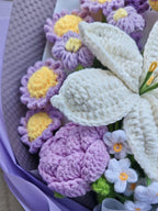 Gehäkelter Blumenstrauß mit Lilie, Rose, Lavendel und Prunkwinde als Geschenk