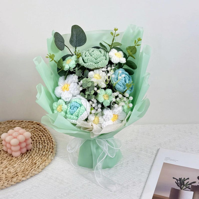 Handgehäkelter Rosenstrauß mit Blumenarrangement, Deko für Zuhause, Geburtstagsgeschenk, 13,7 cm hoch