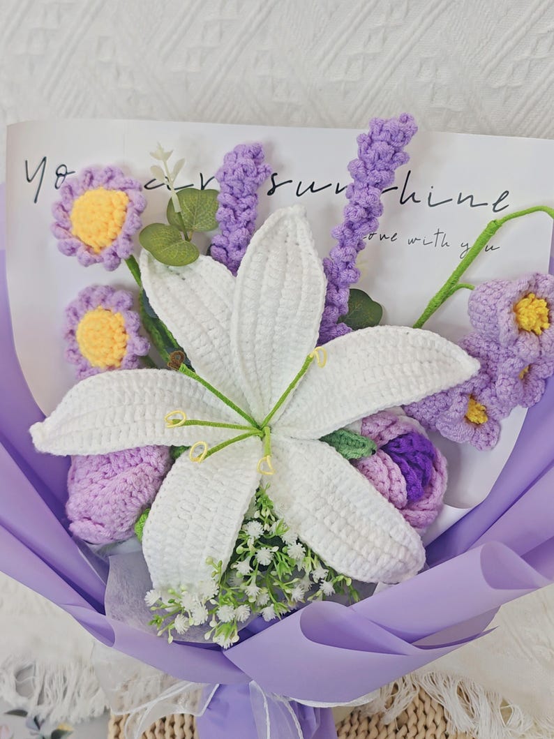 Gehäkelter Blumenstrauß mit Lilie, Rose, Lavendel und Prunkwinde als Geschenk