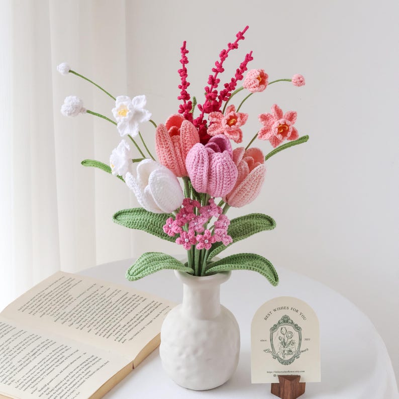Gehäkelter Blumenstrauß mit Tulpen und Lavendel, handgemachte Strickblumen Deko, 30-35 cm