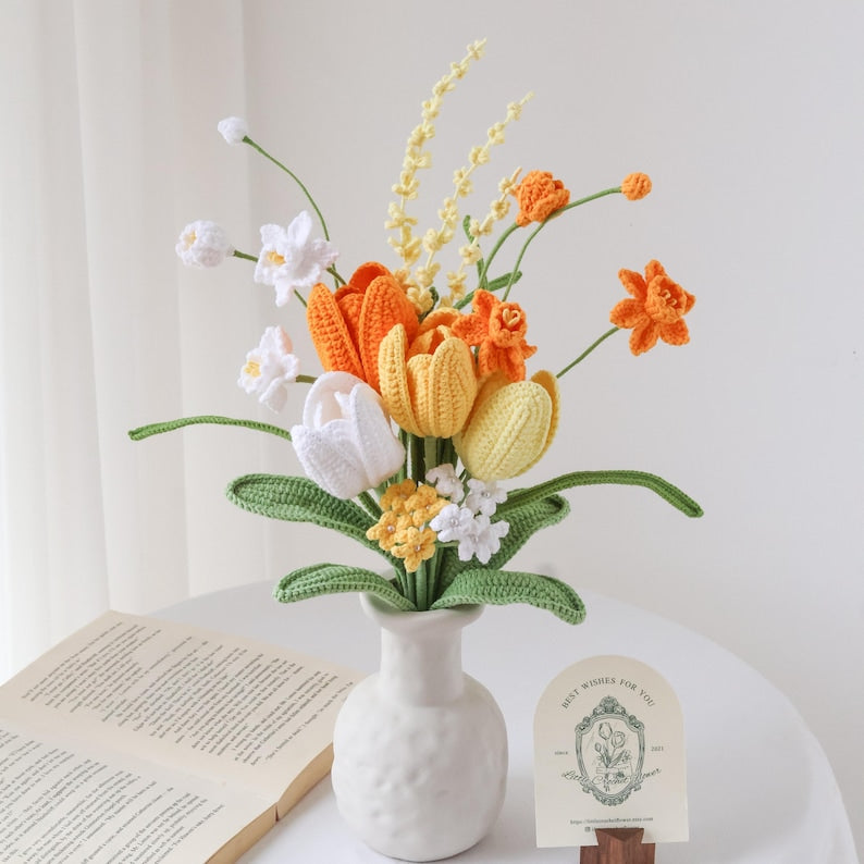 Gehäkelter Blumenstrauß mit Tulpen und Lavendel, handgemachte Strickblumen Deko, 30-35 cm