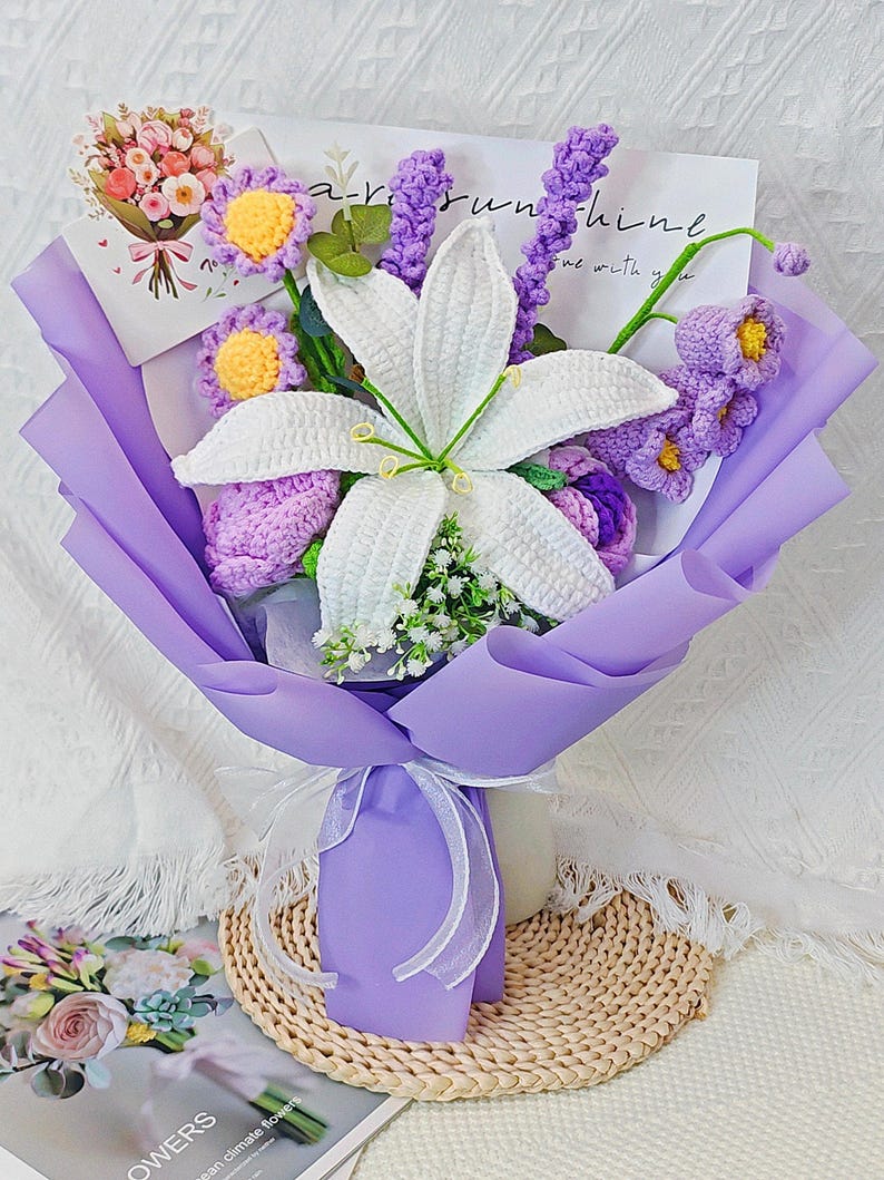 Gehäkelter Blumenstrauß mit Lilie, Rose, Lavendel und Prunkwinde als Geschenk
