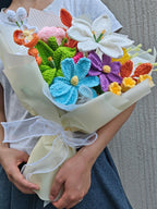 Gehäkelter Blumenstrauß mit Lilien, Rosen, Tulpen