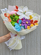 Gehäkelter Blumenstrauß mit Lilien, Rosen, Tulpen