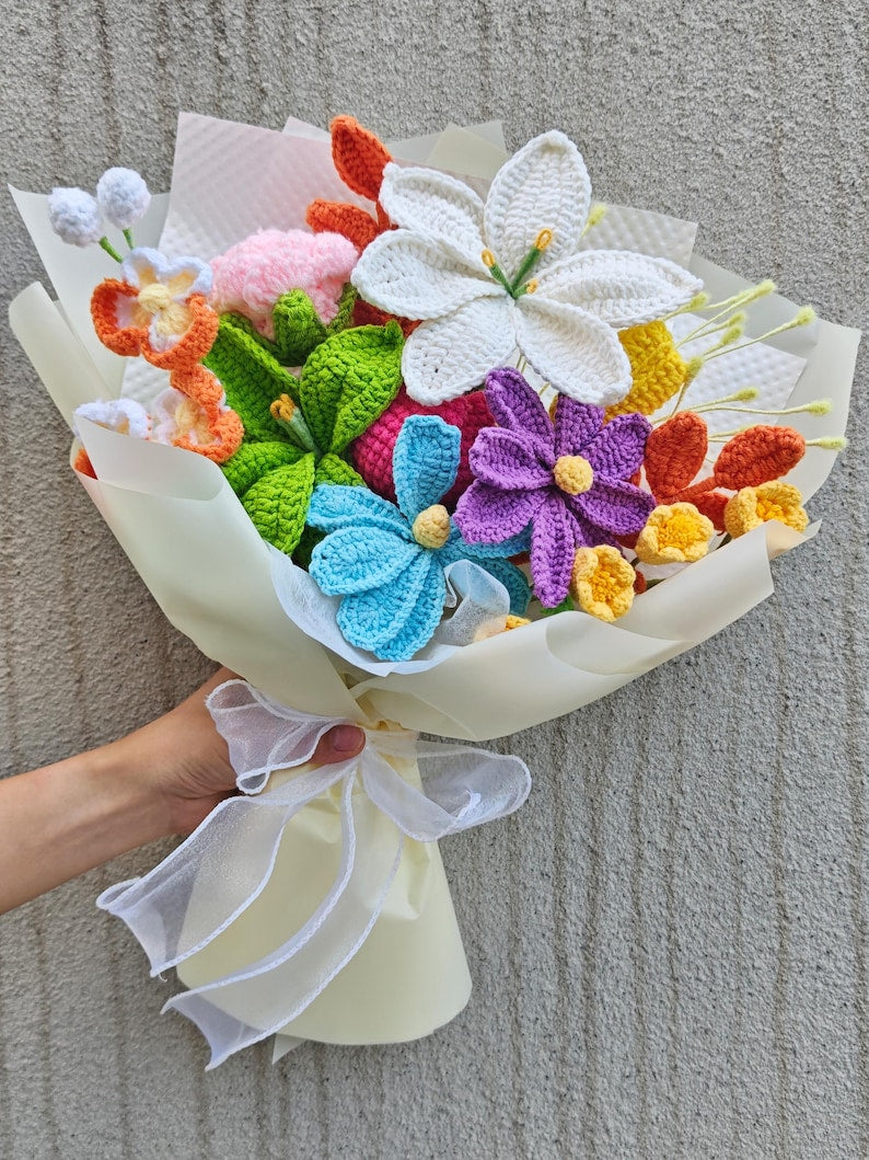 Gehäkelter Blumenstrauß mit Lilien, Rosen, Tulpen