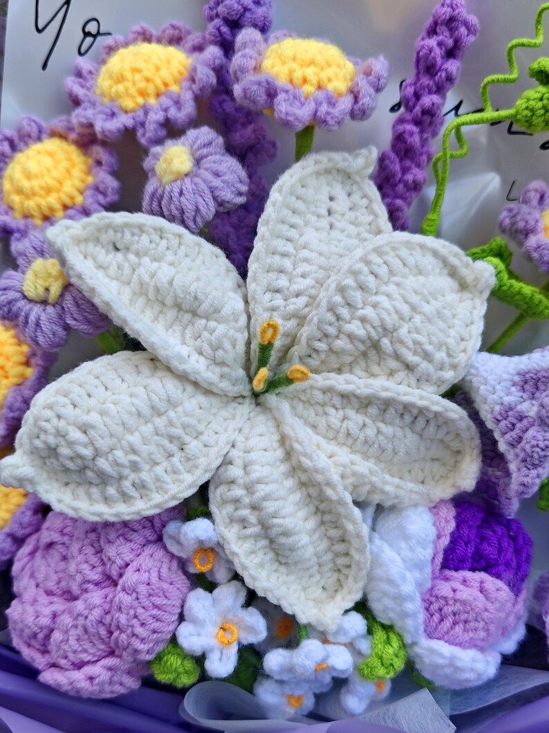 Gehäkelter Blumenstrauß mit Lilie, Rose, Lavendel und Prunkwinde als Geschenk