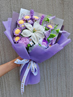 Gehäkelter Blumenstrauß mit Lilie, Rose, Lavendel und Prunkwinde als Geschenk