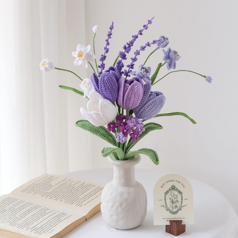 Gehäkelter Blumenstrauß mit Tulpen und Lavendel, handgemachte Strickblumen Deko, 30-35 cm