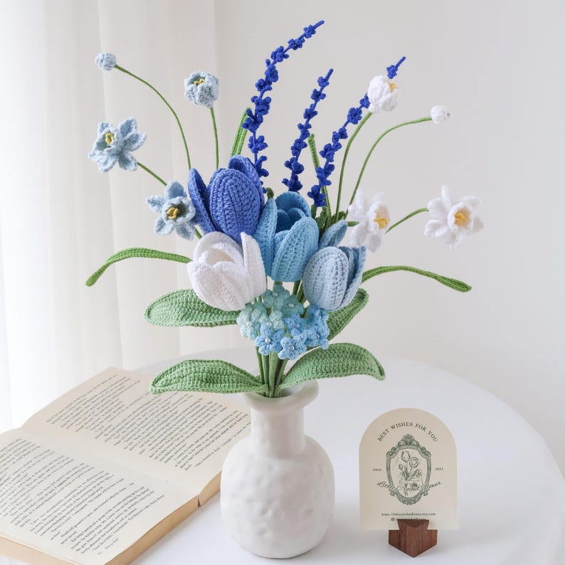 Gehäkelter Blumenstrauß mit Tulpen und Lavendel, handgemachte Strickblumen Deko, 30-35 cm