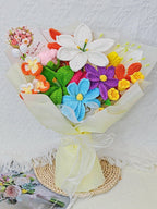 Gehäkelter Blumenstrauß mit Lilien, Rosen, Tulpen