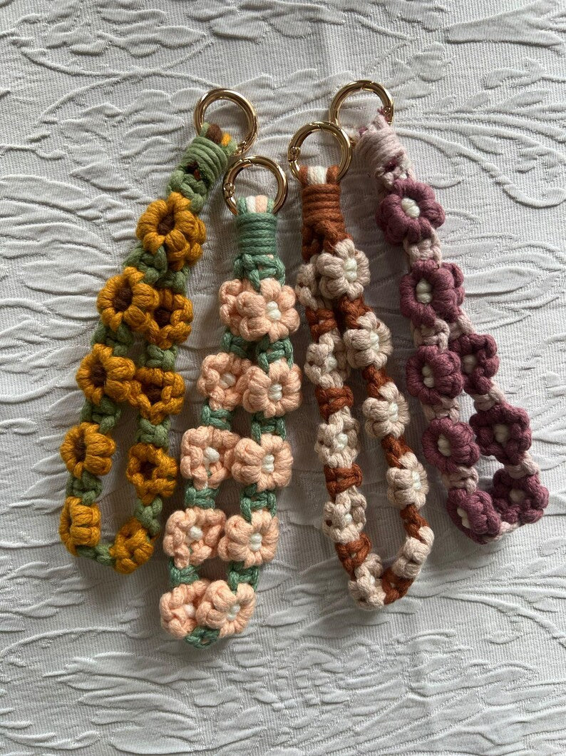 Gehäkelter Blumen-Schlüsselanhänger "Bloom" Taschenanhänger Accessoire, 15 cm, 4 Farben