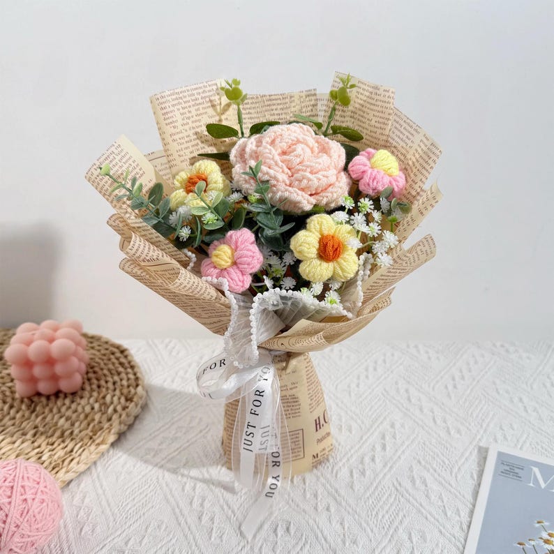 Handgehäkelter Rosenstrauß mit Blumenarrangement, Deko für Zuhause, Geburtstagsgeschenk, 13,7 cm hoch
