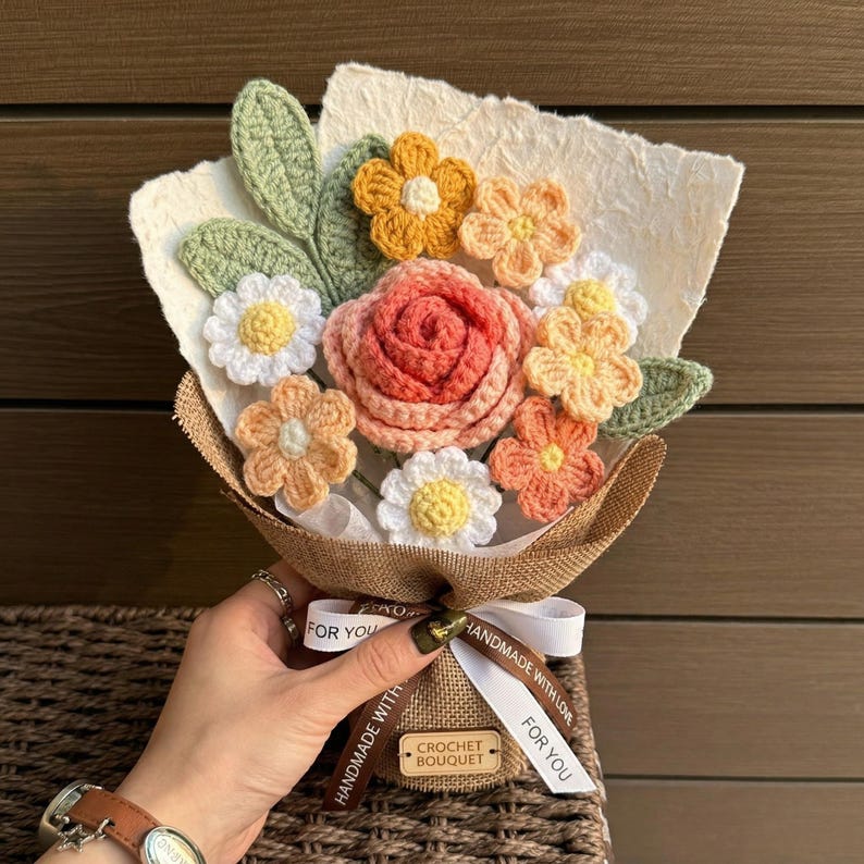 Gehäkelter Rosenstrauß, handgefertigtes Blumengeschenk, gestricktes Blumenarrangement
