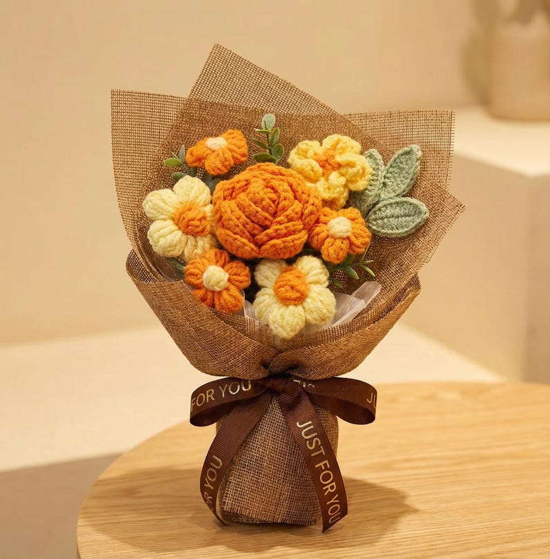 Gehäkelter Rosenstrauß, handgefertigtes Blumengeschenk, gestricktes Blumenarrangement