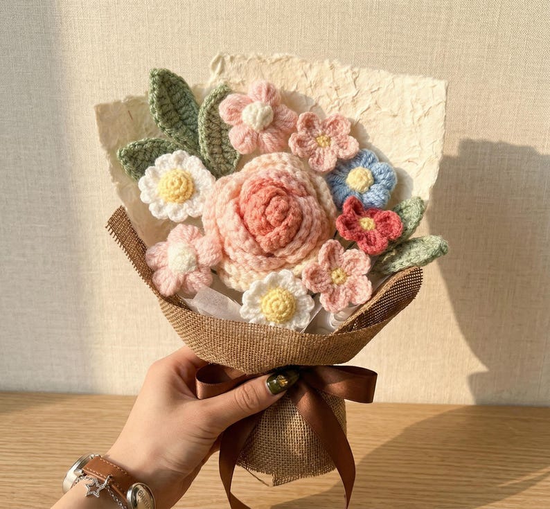 Gehäkelter Rosenstrauß, handgefertigtes Blumengeschenk, gestricktes Blumenarrangement