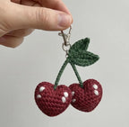 Gehäkelter Kirsch-Taschenanhänger, Handarbeit, 5 cm, Rot-Grün