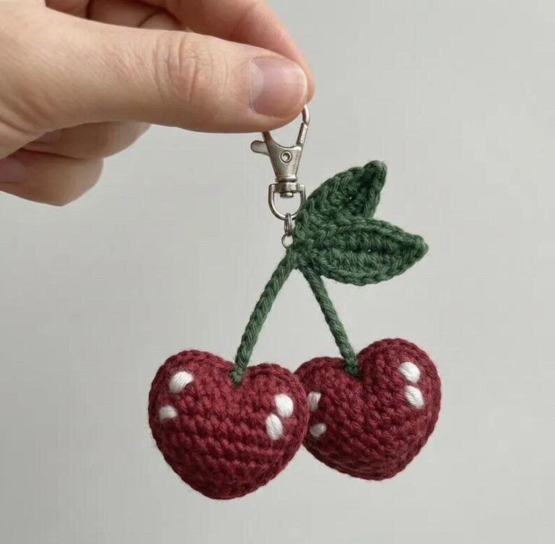 Gehäkelter Kirsch-Taschenanhänger, Handarbeit, 5 cm, Rot-Grün