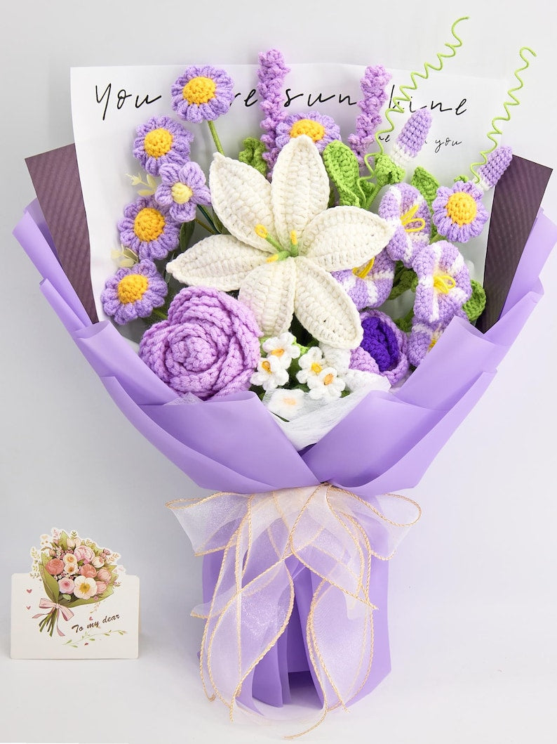Gehäkelter Blumenstrauß mit Lilie, Rose, Lavendel und Prunkwinde als Geschenk