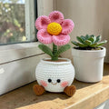 Gehäkelter Blumentopf mit Gesicht, Amigurumi rosa Bslume, Schreibtischdekor