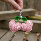 Gehäkelter Kirsch-Taschenanhänger, Handarbeit, 5 cm, Rot-Grün