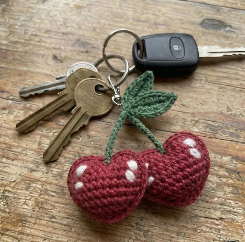 Gehäkelter Kirsch-Taschenanhänger, Handarbeit, 5 cm, Rot-Grün