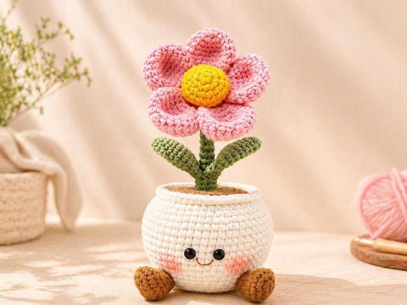 Gehäkelter Blumentopf mit Gesicht, Amigurumi rosa Bslume, Schreibtischdekor
