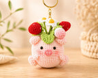 Gehäkelter Schwein Schlüsselanhänger mit Erdbeeren & Gänseblümchen, Handgefertigt, 7-8 cm