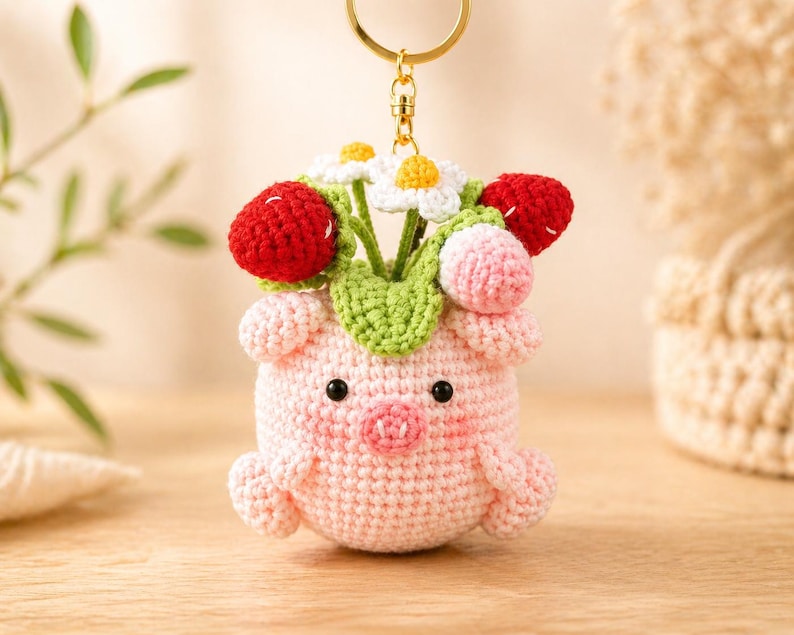 Gehäkelter Schwein Schlüsselanhänger mit Erdbeeren & Gänseblümchen, Handgefertigt, 7-8 cm