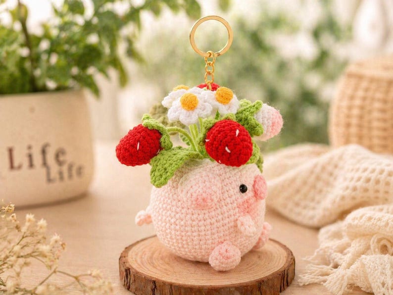 Gehäkelter Schwein Schlüsselanhänger mit Erdbeeren & Gänseblümchen, Handgefertigt, 7-8 cm